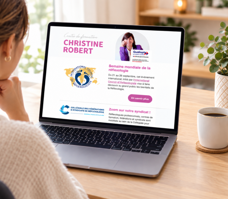 Femme qui consulte son ordinateur pour lire la newsletter de christine robert